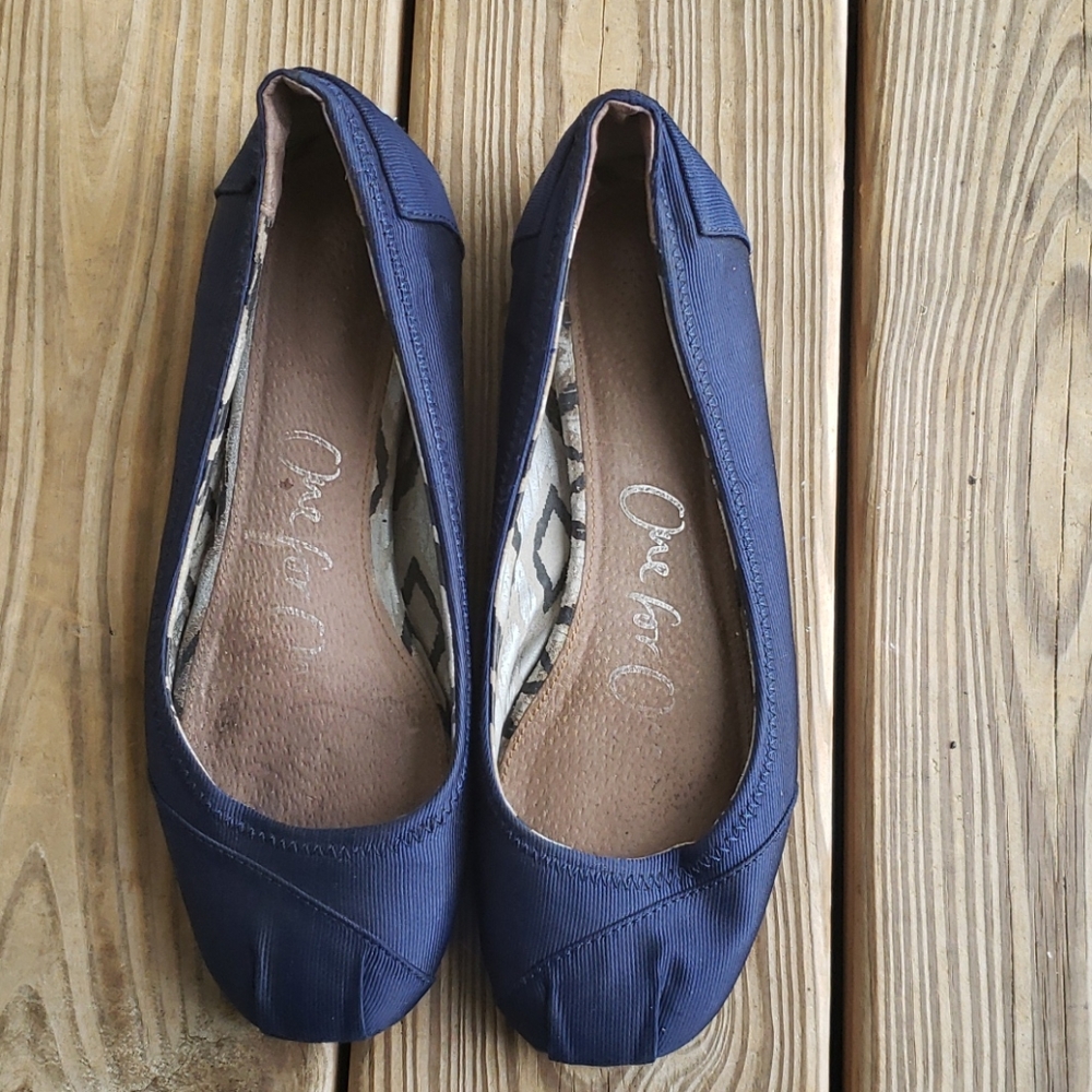Toms Navy Flats Size 9